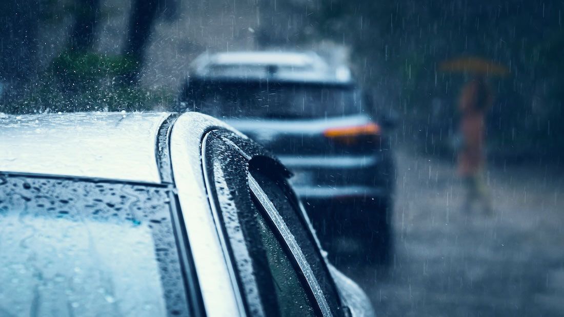 รถไฟฟ้ากำลังลุยน้ำท่วมและฝนกำลังตกหนัก