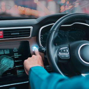 คนกำลังเทสต์ไดรฟ์รถไฟฟ้าก่อนซื้อ